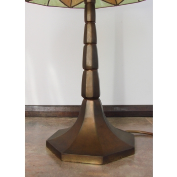 Lampa z mosiądzowanego metalu.